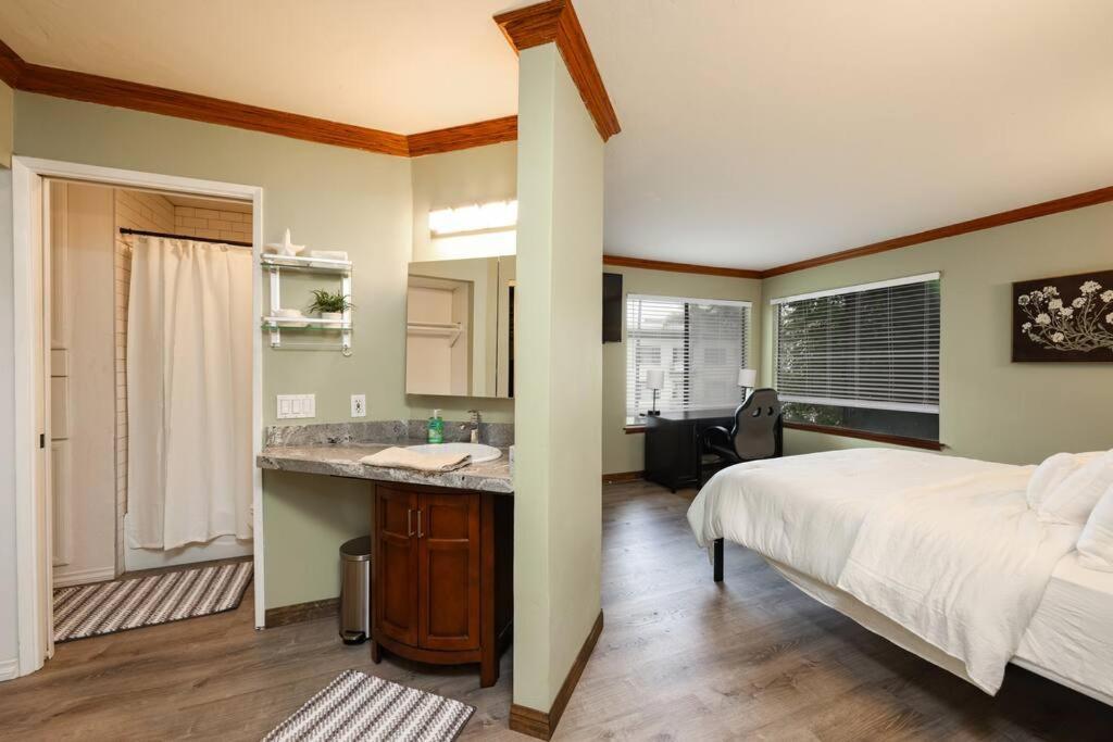 Chic Condo Steps From Petco Park 샌디에이고 외부 사진