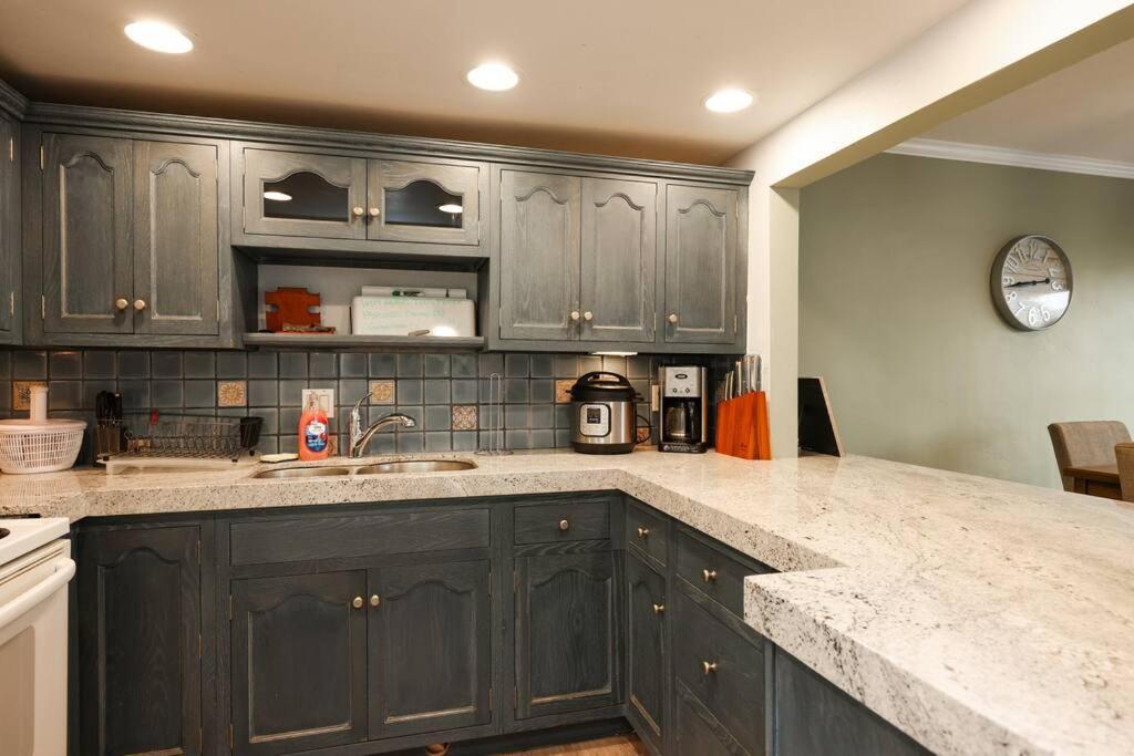 Chic Condo Steps From Petco Park 샌디에이고 외부 사진
