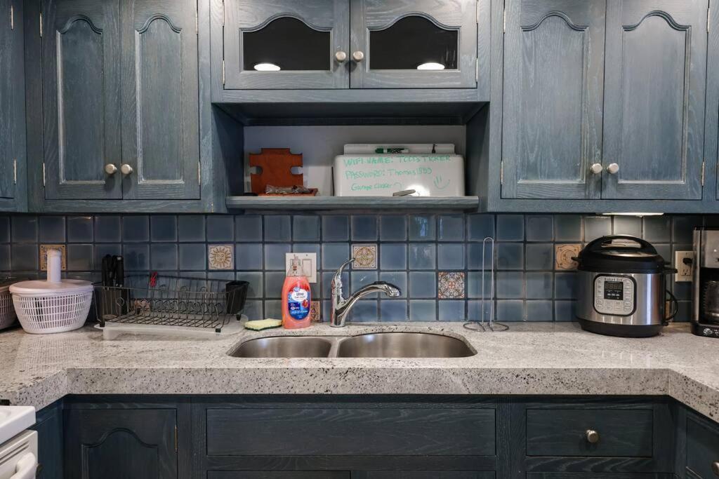 Chic Condo Steps From Petco Park 샌디에이고 외부 사진